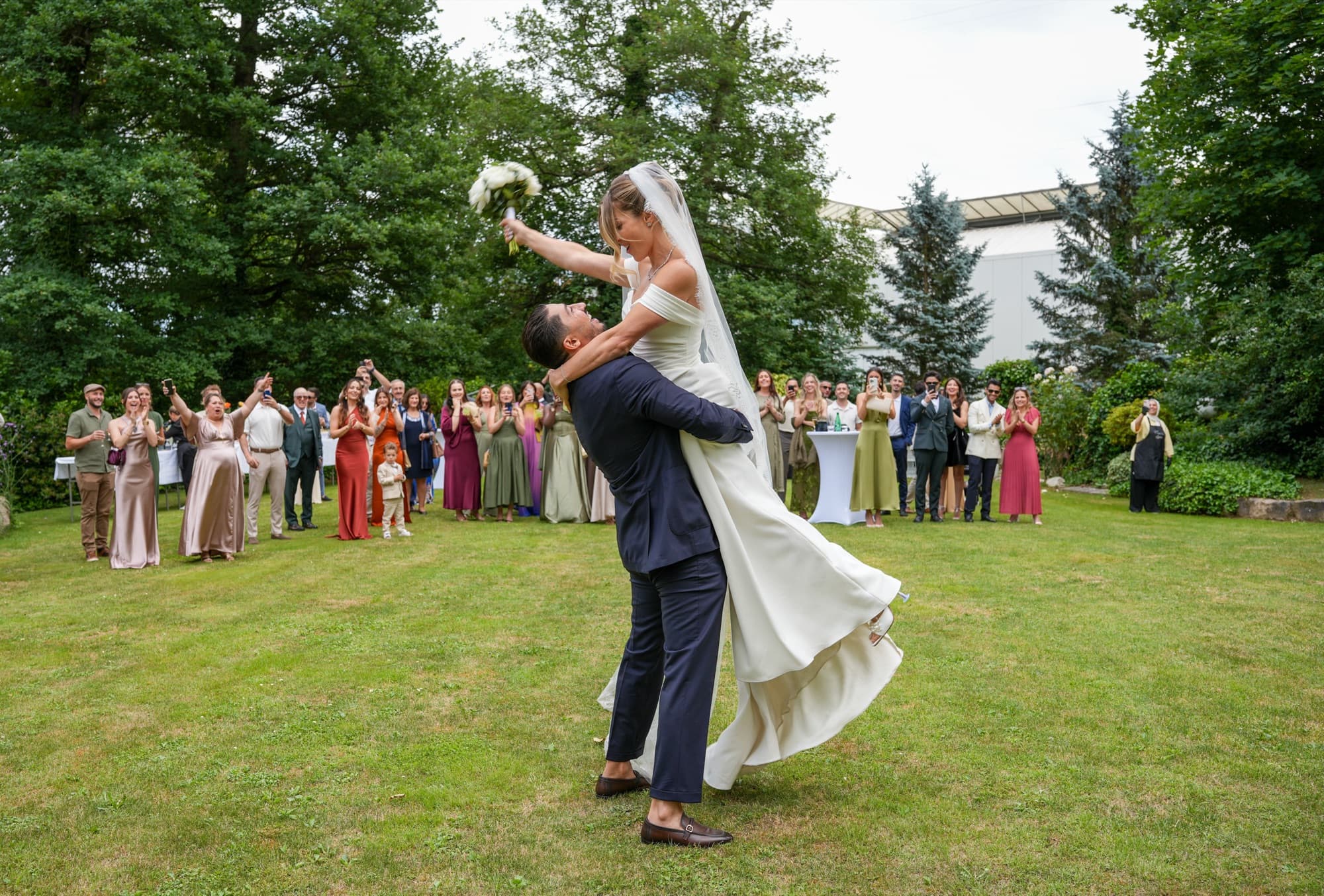 L’envolée — Portée par lui, applaudie par tous — photographie mariage & événement par UNPOSD