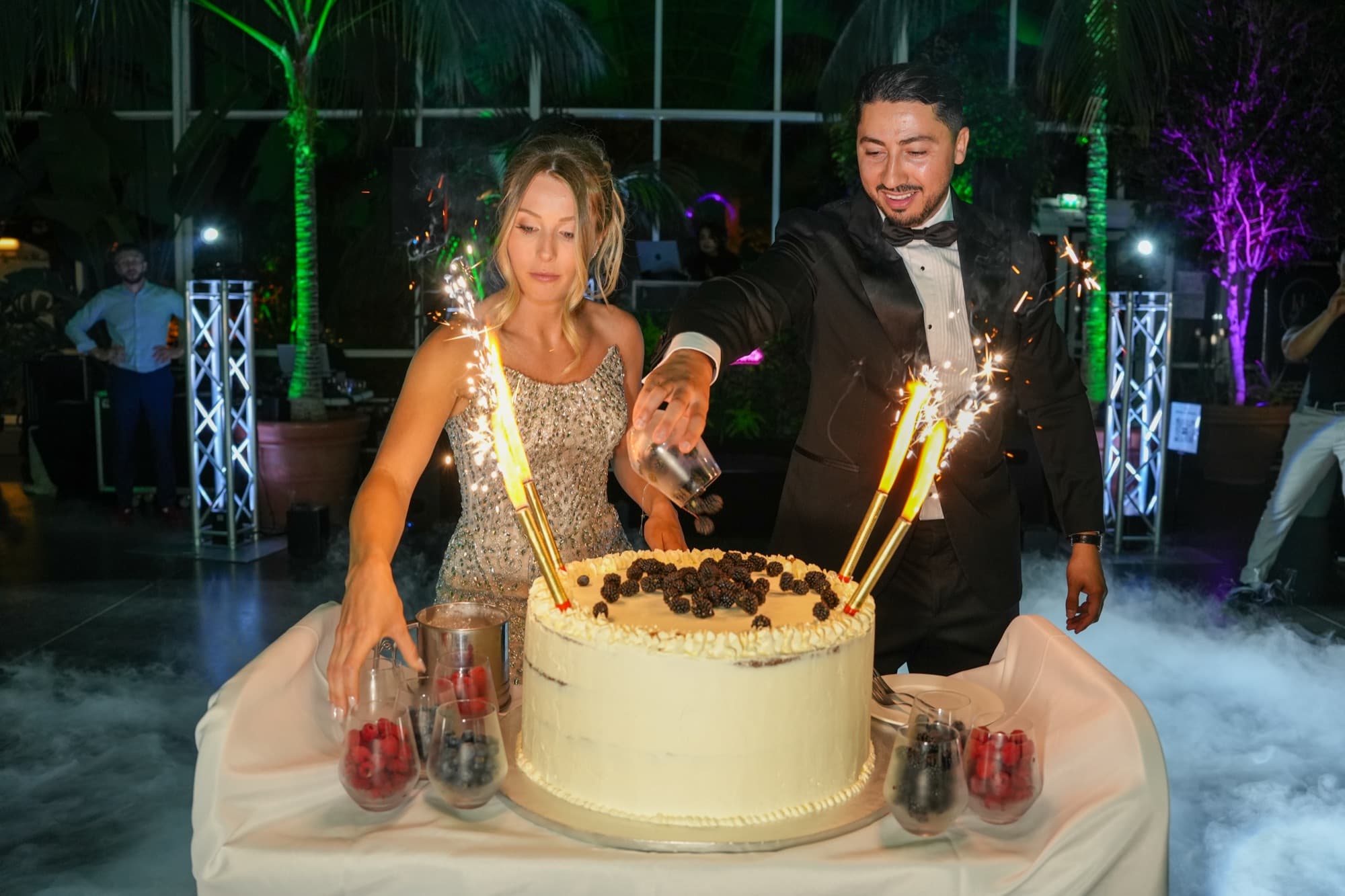 Le gâteau aux étincelles — Fontaines et fumée, fin de soirée — photographie mariage & événement par UNPOSD
