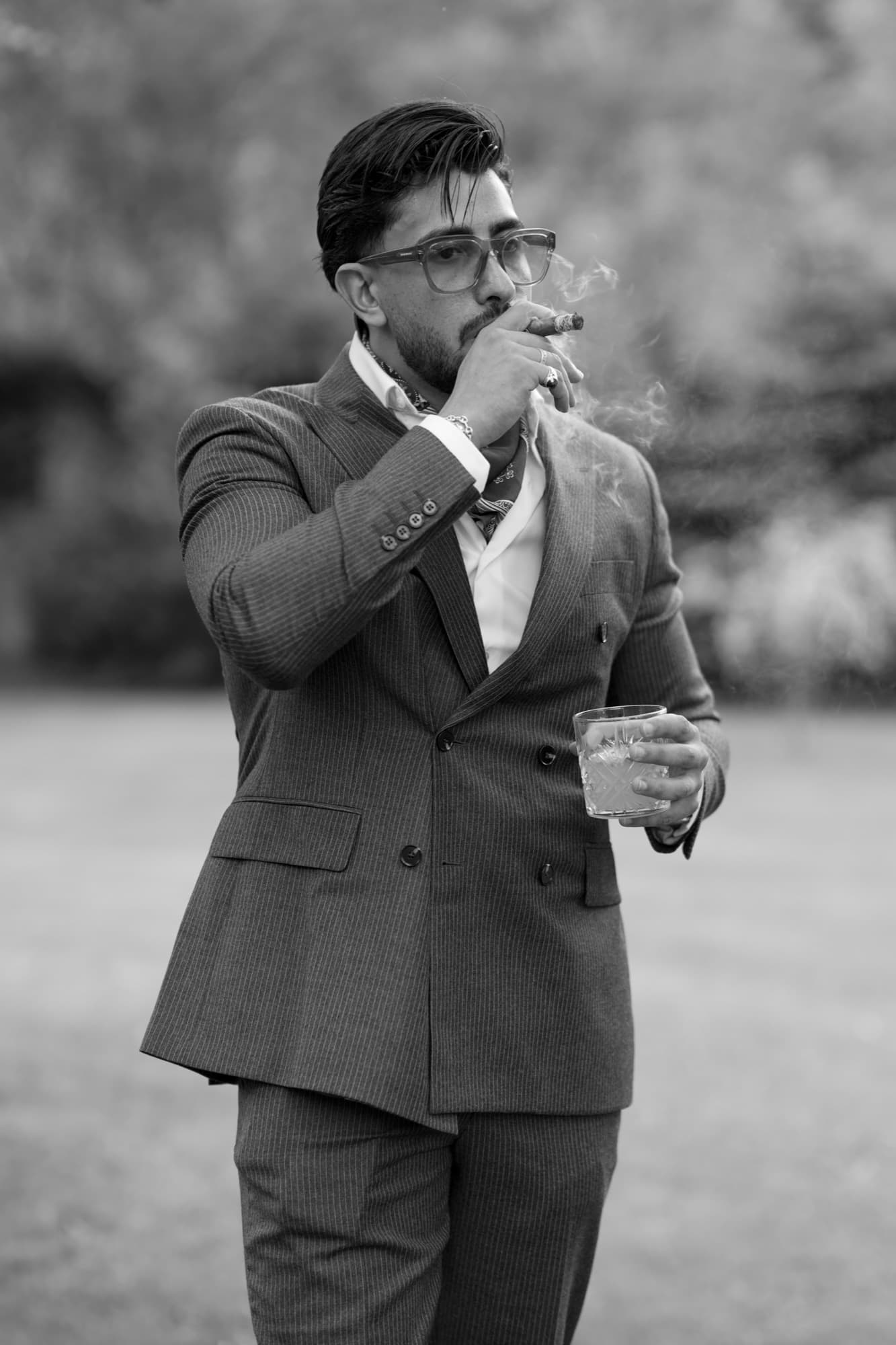 L’homme au cigare — Cocktail, noir et blanc — photographie mariage & événement par UNPOSD