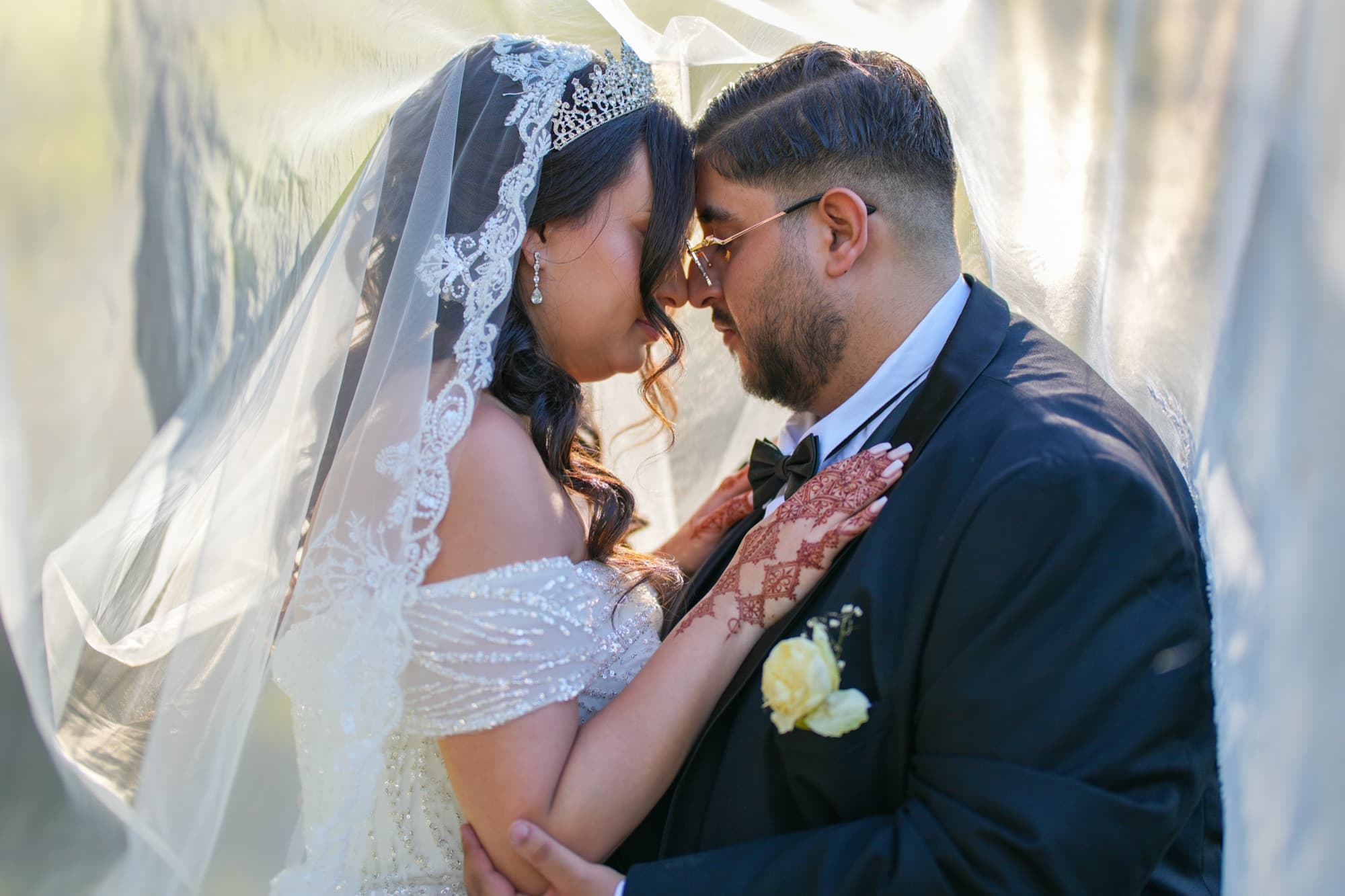 La main au henné — Front contre front, lumière d’or — photographie mariage & événement par UNPOSD