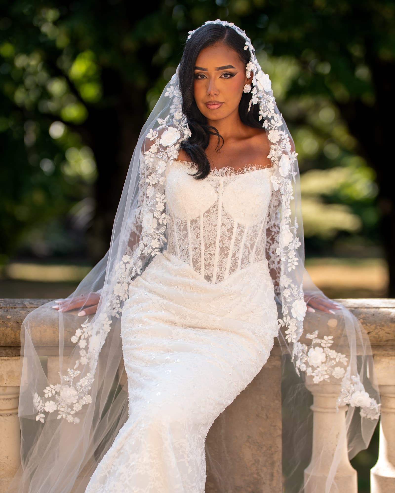 Le voile fleuri — Assise sur la balustrade, plein soleil — photographie mariage & événement par UNPOSD