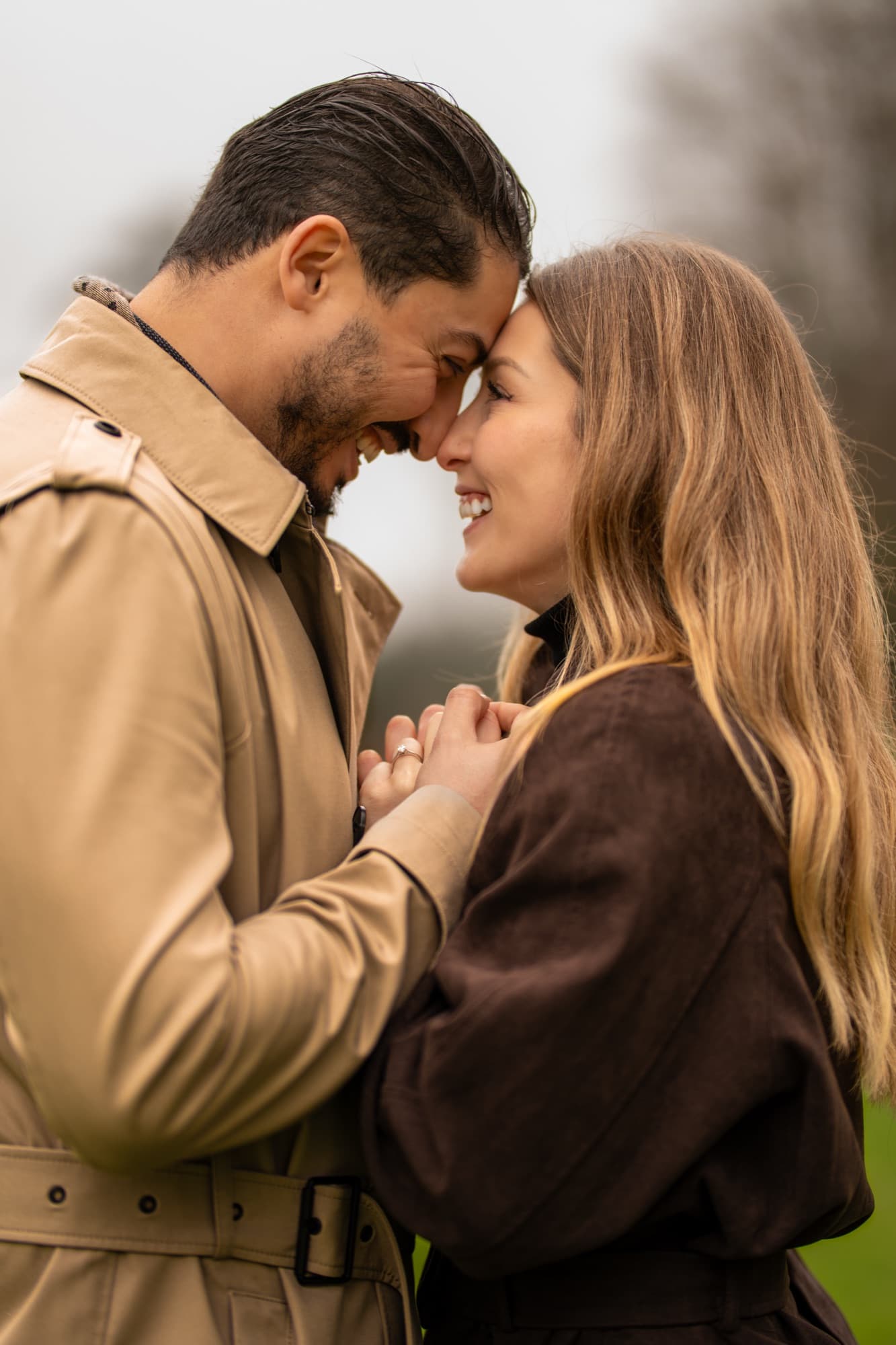 Front contre front — Rires d’hiver, tons camel — photographie portrait & lifestyle par UNPOSD