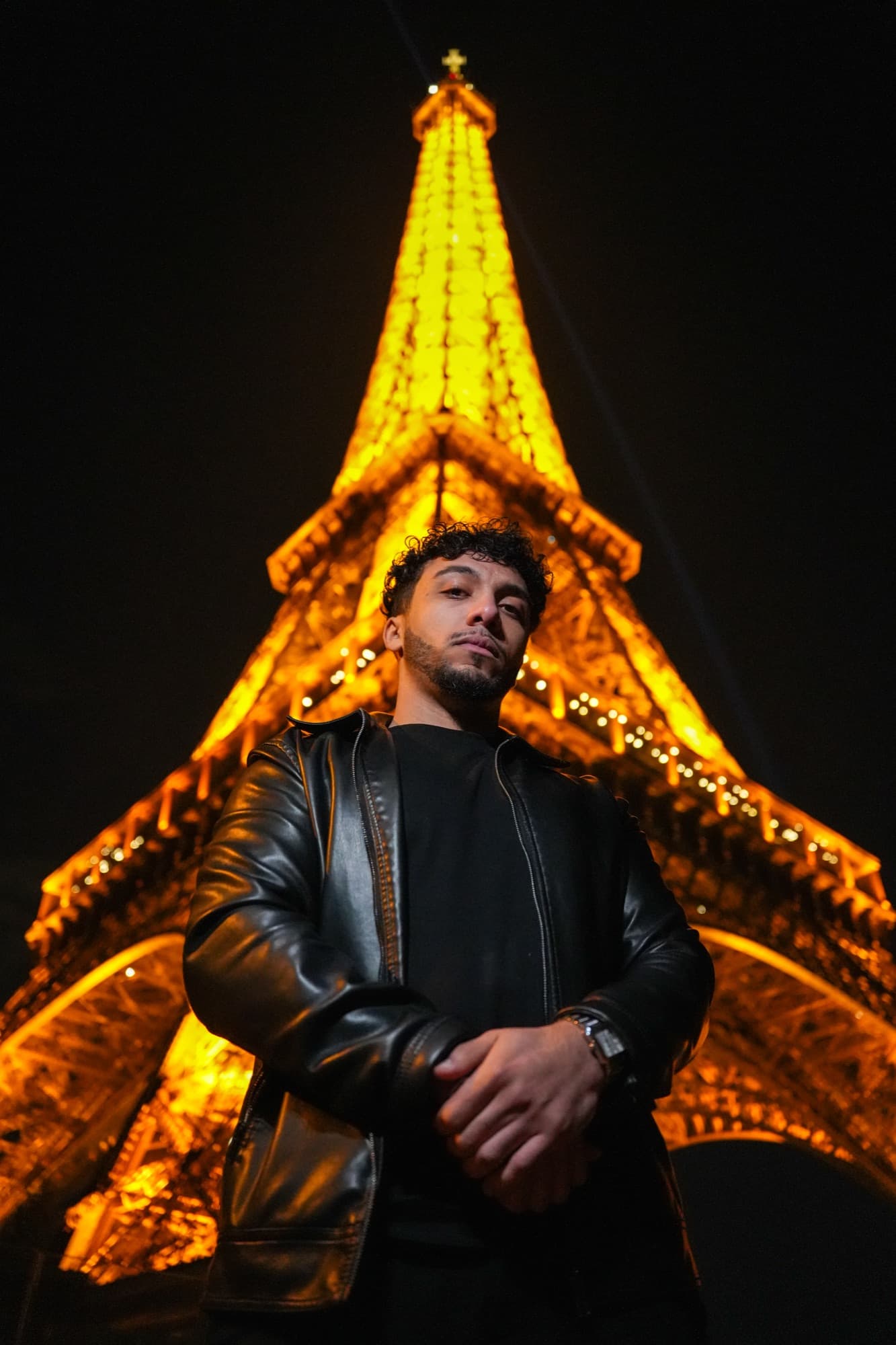 Sous la dame de fer — Portrait de nuit, Paris — photographie portrait & lifestyle par UNPOSD