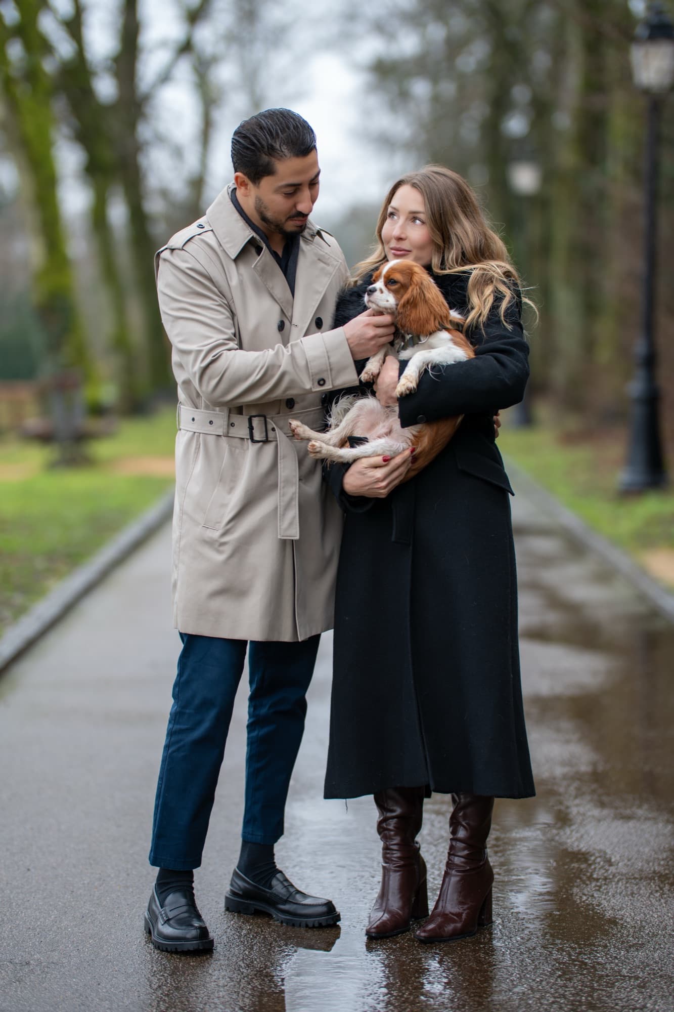 Promenade à trois — Couple, cavalier king charles, hiver — photographie portrait & lifestyle par UNPOSD